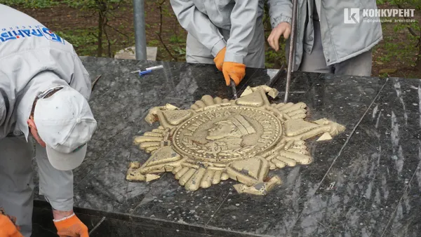 У Луцьку на меморіалі розпочали демонтаж кремлівських зірок (відео)