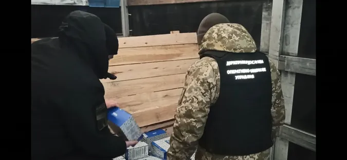 Волинські прикордонники не впустили до України заборонені автозапчастини (фото, відео)