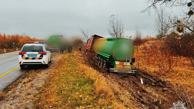 Під Ковелем п'яний далекобійник з небезпечним вантажем злетів у кювет (фото)