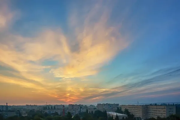Луцький фотограф показав дивовижні світлини ранкового міста (фото)