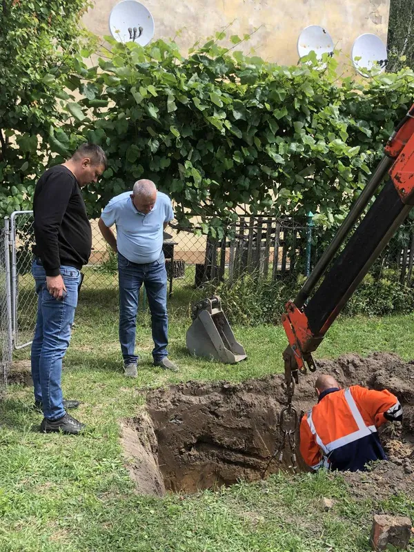 У місті на Волині ремонтують водопровід, якому більше 50 років (фото)