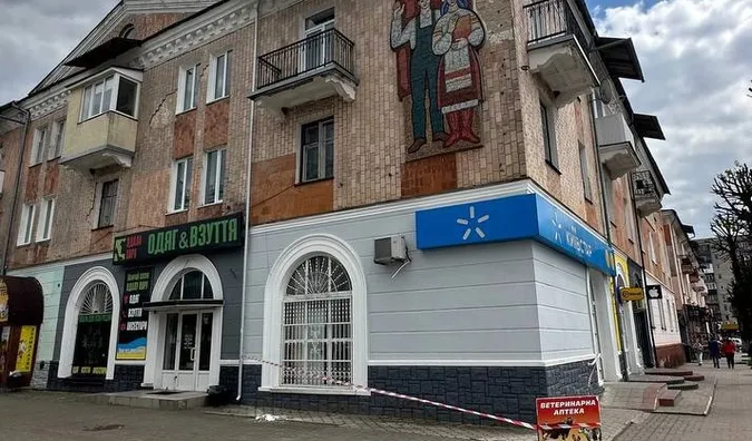 У Нововолинську шматок балкона впав на тротуар (фото)