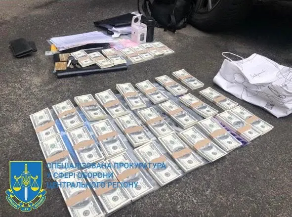 $600 000 хабаря: затримали ексдиректора ДП Міноборони та його спільника (фото)