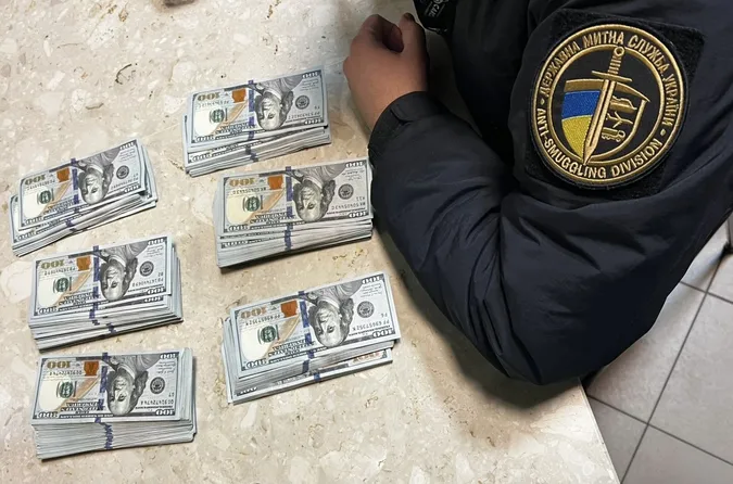 Подружжя намагалось вивезти з України валюту на 2 мільйони гривень більше дозволеного (фото)