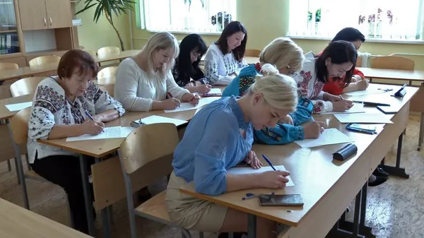 Долучилися прикордонники, переселенці, освітяни та студенти: як писали радіодиктант у Луцьку (відео)