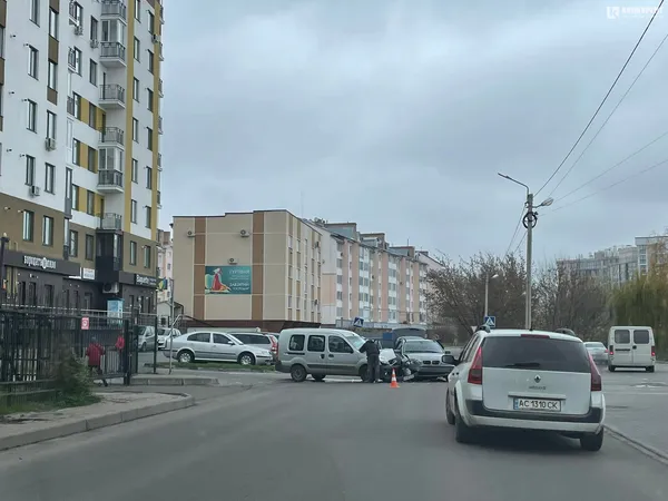 Вимушений об‘їзд: у Луцьку – аварія на Чорновола (фото, відео)