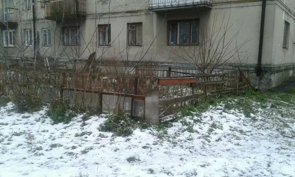 Муніципали демонтували у Луцьку «креативні» паркани з віконних рам(фото)