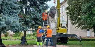 На Волині демонтували радянський пам'ятник: погруддя передали до музею