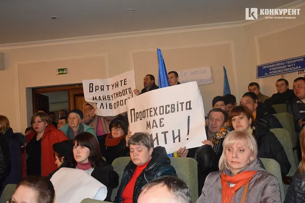 Викладачі та студенти волинських ПТУ «заполонили» сесійну залу Волиньради