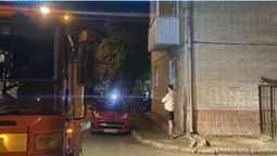 У Луцьку рятувальники лізли через вікно багатоповерхівки, аби врятувати пенсіонера (фото)