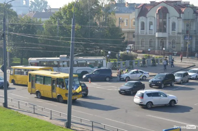 На Возз'єднання в Луцьку не розминулися два легковики (фото)
