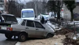 У Луцьку на Конякіна автомобіль в'їхав у яму (фото)