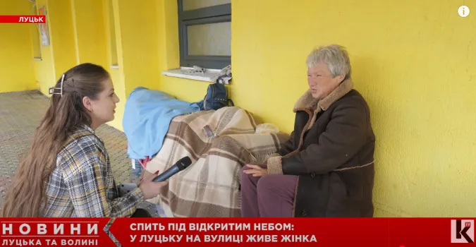 Має будинок, а спить на вулиці: чому у Луцьку пенсіонерка живе під магазином (відео)