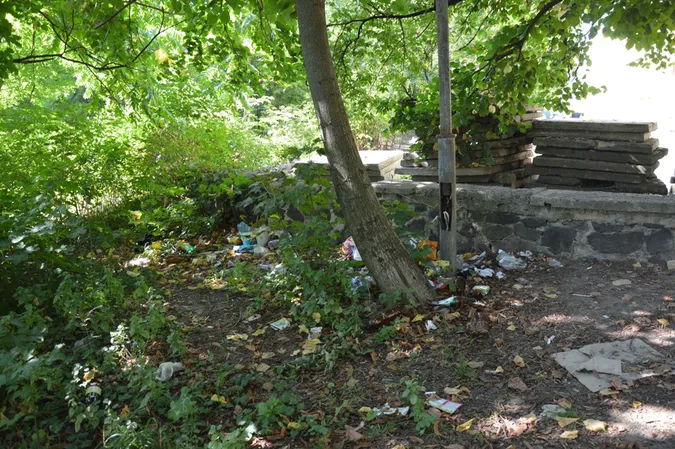 Біля Палацу учнівської молоді у Луцьку гори сміття (фото)