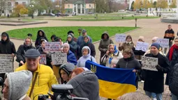 «Дрони, а не бруківка»: лучани вкотре мітингують під стінами облради (фото)