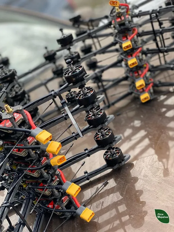 Лісівники зібрали гроші на 24 FPV-дрони для волинських тероборонівців (фото)