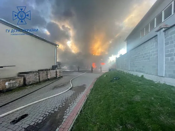 На Волині – пожежа: згоріли два автобуси і гараж (фото, відео)