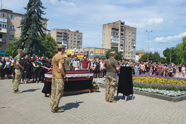 Сотні ковельчан стали на коліна перед загиблим Героєм (фото)
