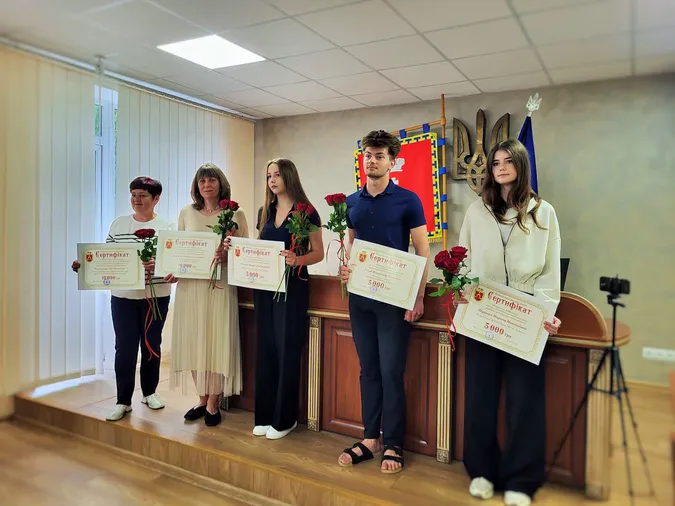 Троє учнів із Ковеля отримали максимальні 400 балів на НМТ: їх нагородили грошовими сертифікатами (фото)