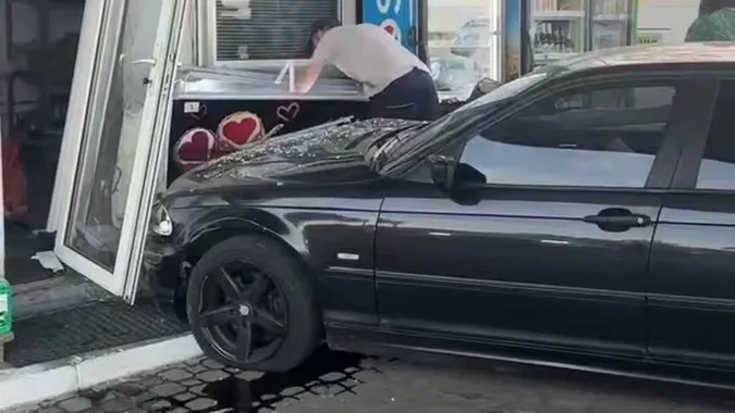 Втікав від поліції та протаранив заправку: на Волині п’яний водій на BMW влетів в АЗС (відео)