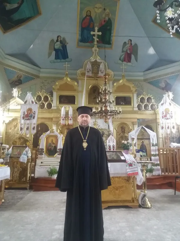 Священник, якого любить громада: мудрий духовний наставник, що несе світло віри та доброти до кожної оселі