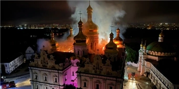 Росіяни атакували Києво-Печерську лавру – палає Успенський собор (фото, відео)