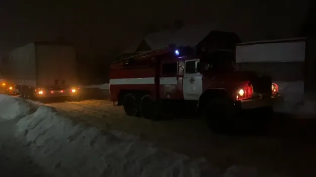 У Струмівці застрягла «швидка» з пацієнтом, а в Горохові – вантажівка (фото, відео)