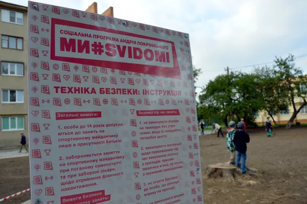 Майданчики, газон та бруківка: як депутат допомагає луцькому ОСББ