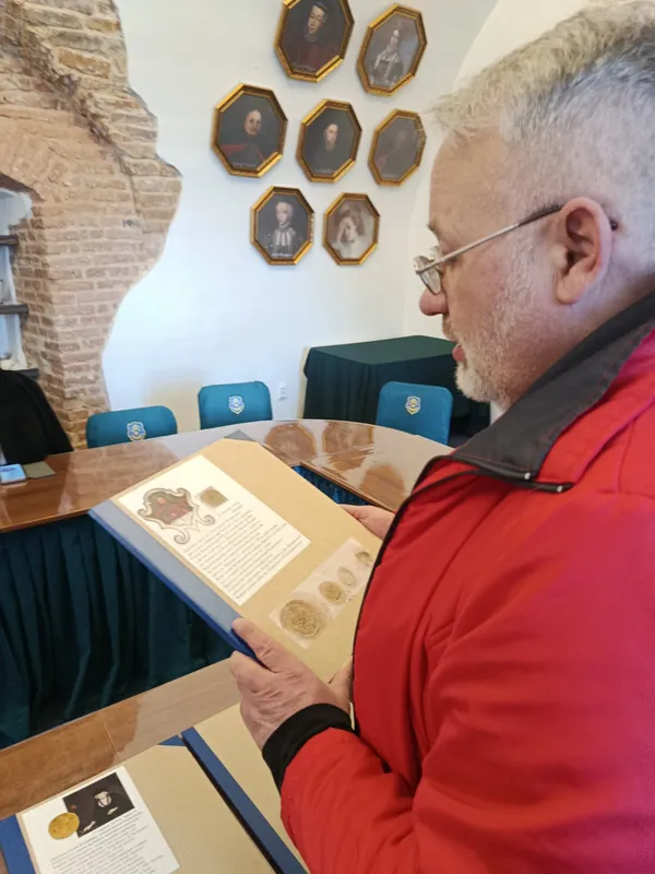 Лист князя Острозького, врятований із печі: у Дубенський замок передали унікальні артефакти (фото)