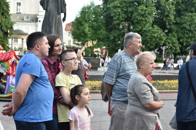 Живі скульптури та оркестр між вогнями: Луцьк провів весну музично й театрально