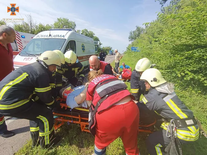 Одна – в кареті швидкої, інша – в лікарні: внаслідок ДТП біля Чарукова померли ще дві людини (фото, відео)