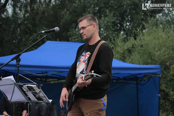 Пісні під гітару і вогонь до неба: як минув акустичний вечір на Бандерштаті (фото)