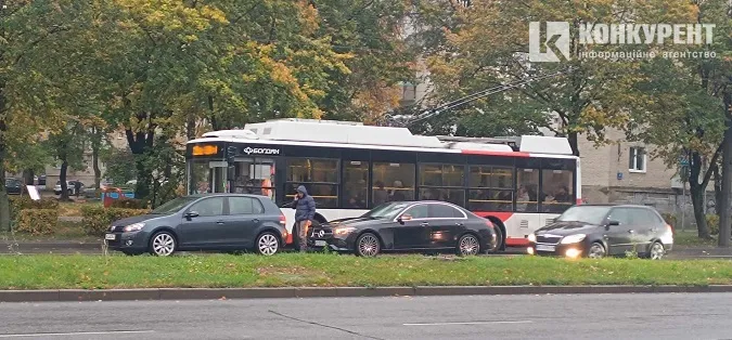 Утворилася «тягучка»: у Луцьку на Соборності зіткнулися Mercedes та Volkswagen (фото)