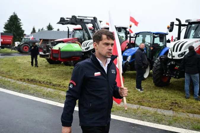 Польські фермери заблокували рух вантажівок на кордоні з Україною (фото)