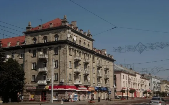 Виникає грибок: лучанин поскаржився на неякісний ремонт водостічних труб (фото)