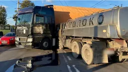 У Луцьку на перехресті молоковоз вткнувся у фуру (фото, відео)