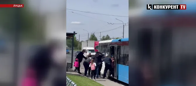 У Струмівці біля Луцька пасажирки автобуса влаштували бійку прямо на зупинці (відео)