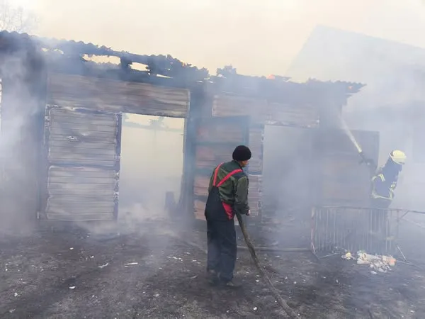На Ковельщині горів гараж – причину пожежі встановлюють (фото)