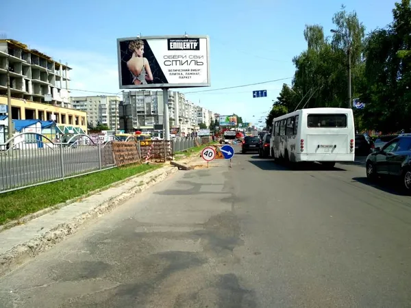 У Луцьку ще тиждень встановлюватимуть зливові решітки біля «Салюту» (фото)