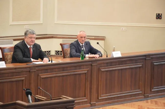 Порошенко розповів, хто на Волині може «получити по руках» (фото) 