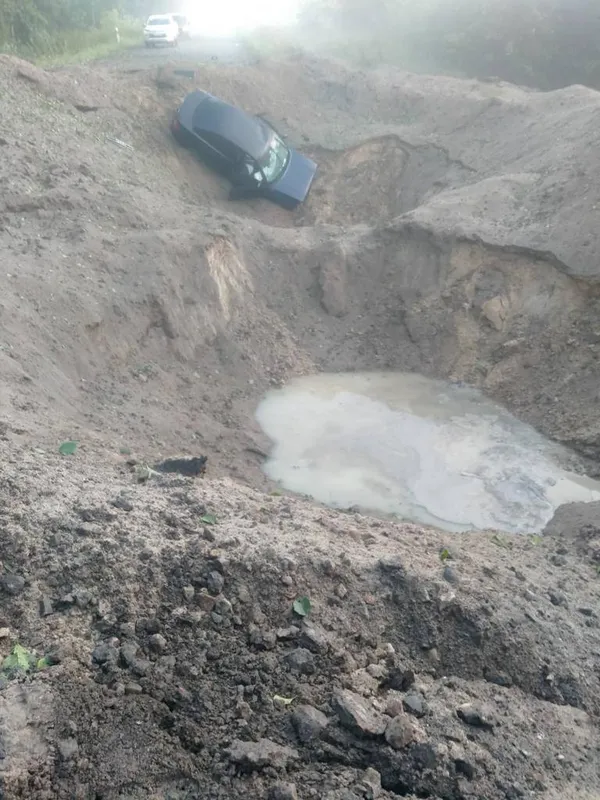 Фото з місця детонації