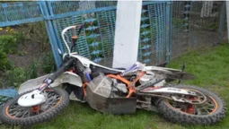 На Волині 22-річний мотоцикліст врізався в електроопору й проломив паркан (фото)