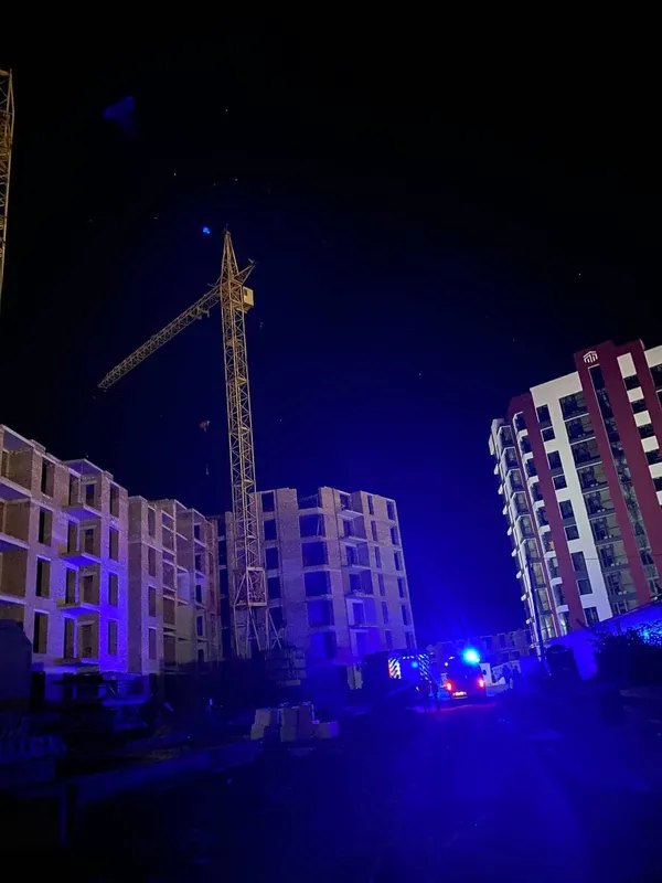 Біди вдалось уникнути: чоловік спустився з будівельного крану на Відродження(фото)