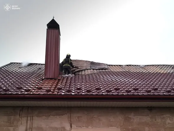 На Маневиччині горів приватний будинок – жінка встигла врятувати дітей (фото)