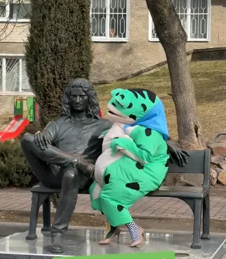 Диво-жаба, яка завірусилася у тіктоці, вже у центрі Луцька (відео)