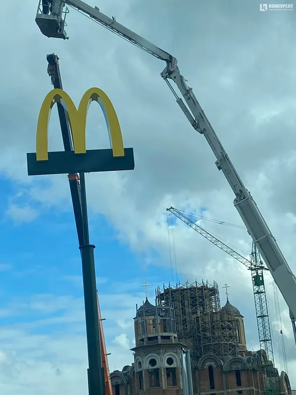 У Луцьку встановлюють опору з логотипом компанії McDonald's (фото, відео)