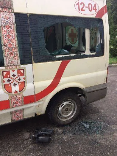На Волині чоловік розтрощив автомобіль «швидкої» (фото)