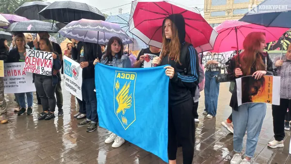 Сльози, квіти та плакати: у Луцьку рідні полонених захисників «Азовсталі» провели акцію (фото, відео)