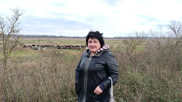 Людмила на один день вирвалась з Дніпра, де доглядає стареньку матір,, аби на власні очі побачити, що лишилося від їхнього родинного стада