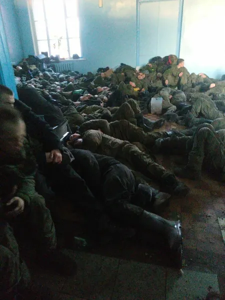 Сплять на брудній підлозі: показали в яких умовах живуть російські солдати на кордоні (фото, відео)